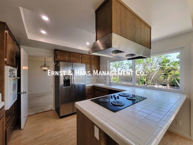 Building Photo - 5692 Vinevale Cir