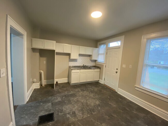 Building Photo - 644 S Champion Ave