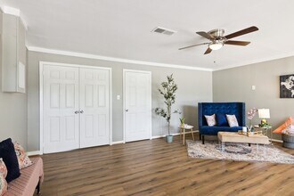 Building Photo - 1606 Oaks Dr