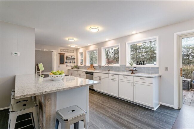 Building Photo - 3 Bed 1.5 Bath Pittsford STUNNER $3250