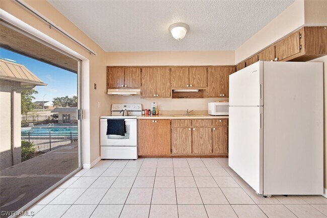 Building Photo - 1560 Colonial Blvd