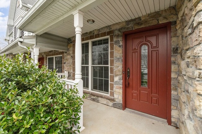 Building Photo - Welcome to this 3 bedroom, 2.5 bathroom to...