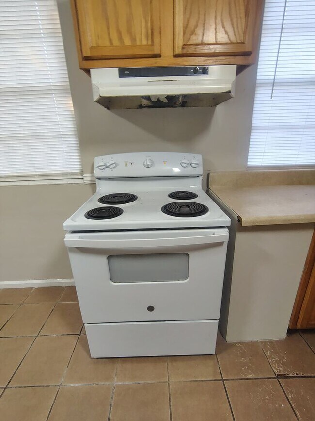 Building Photo - Fully Renovated 4/2 -Single Family  Availa...