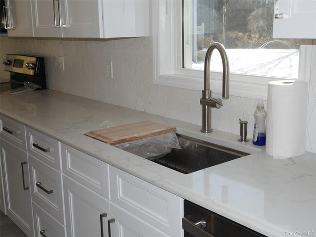 Building Photo - 18 Deer Crossing Dr