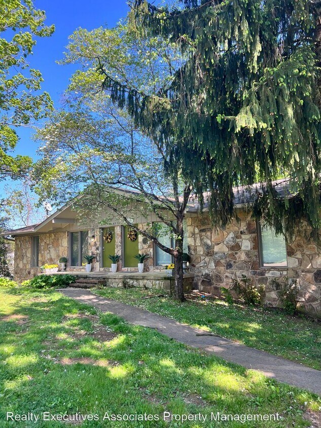 2 br, 1 bath House 4356A McCloud Rd. House Rental in Knoxville, TN