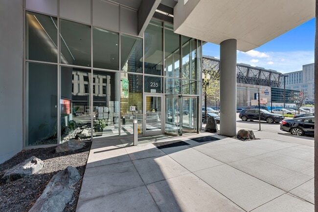 Building Photo - 235 W Van Buren St
