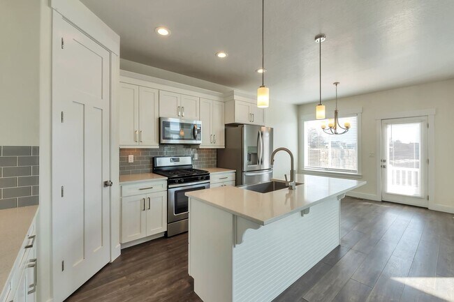 Foto del edificio - Modern Row End Townhome w 2 car attached g...
