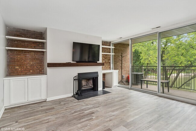Building Photo - 1601 Fairway Dr