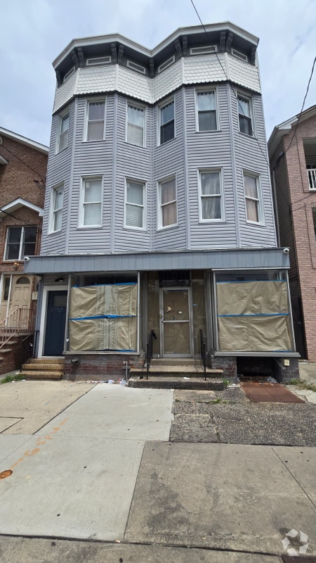 Building Photo - 64 Logan Ave
