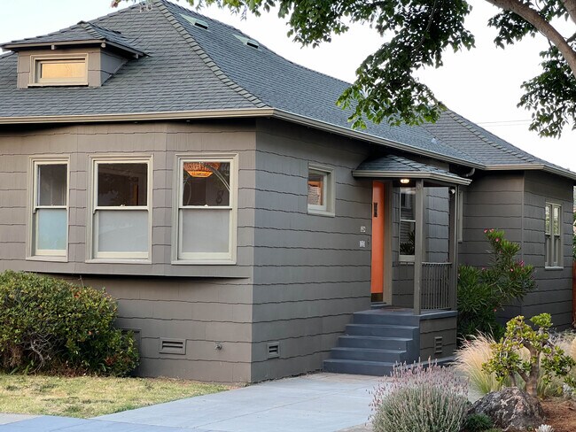 Building Photo - 1442 Bay St