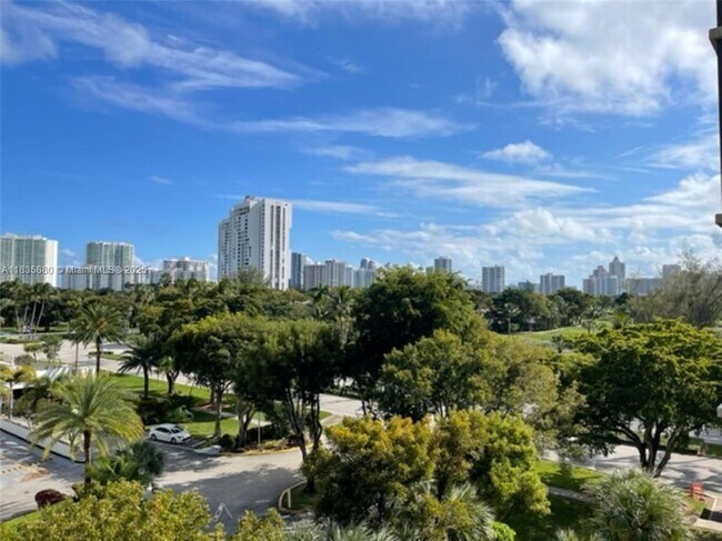 Foto del edificio - 3301 N Country Club Dr