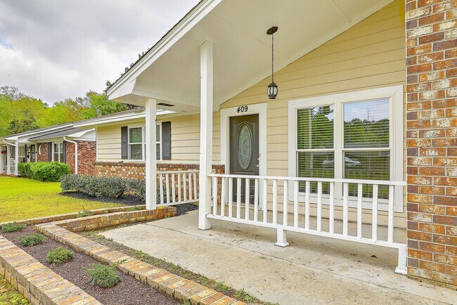 Foto del edificio - Comfortable Living with Attached Garage & ...