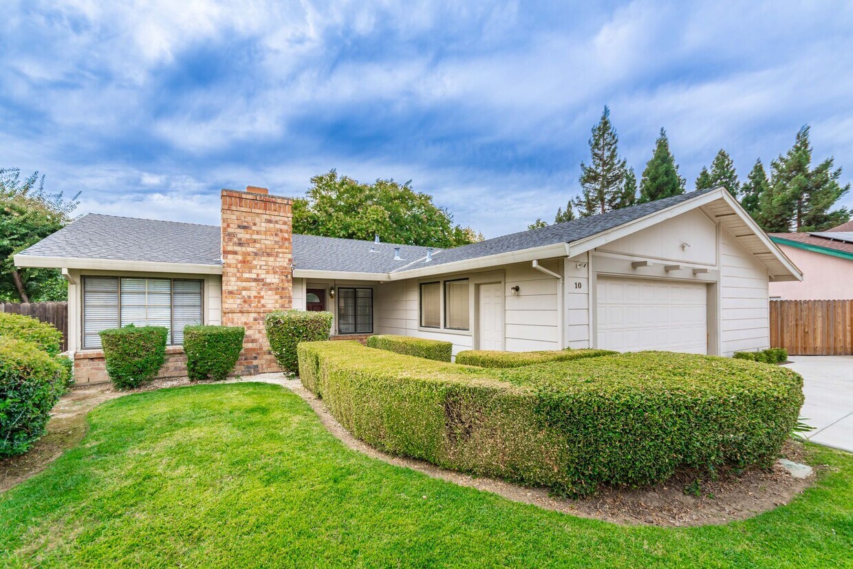 Primary Photo - Pocket 3 Bedroom plus Den 2 Bath Home