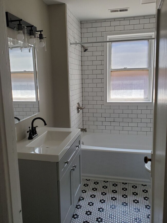 Building Photo - Charming 1 bedroom. Professionally Managed.