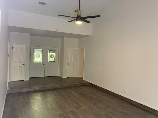 Foto del edificio - 610 Woodlake Cir