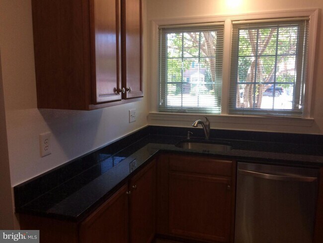 Foto del edificio - 6059 Hardwick Pl