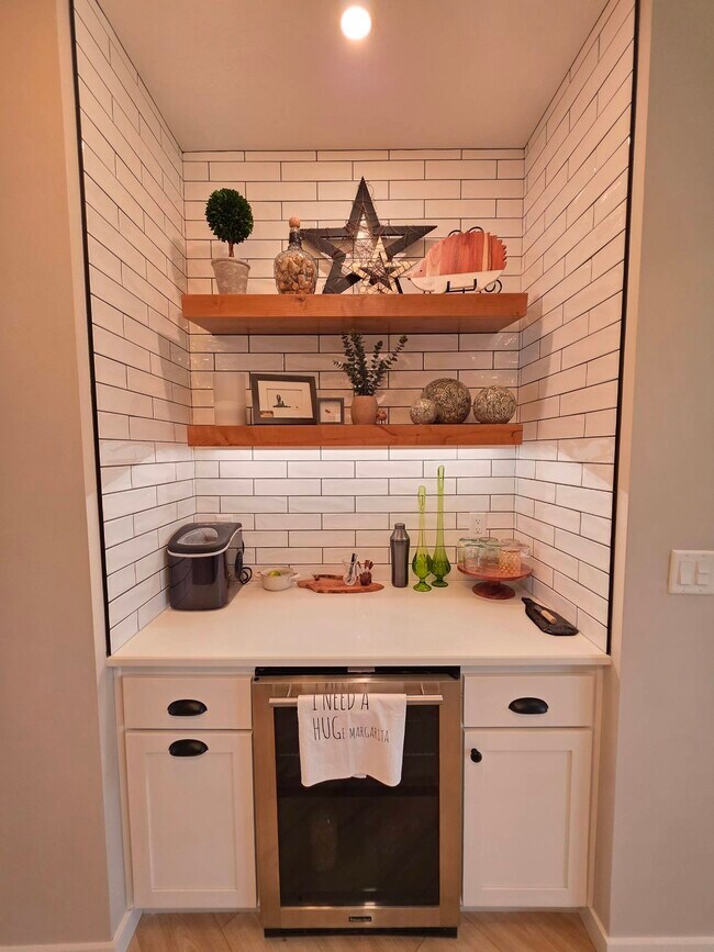 Building Photo - 2561 Casa Bella Ave