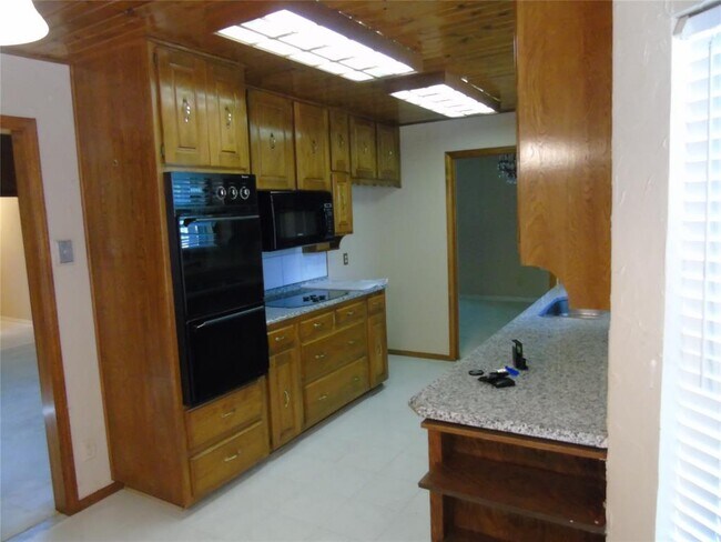 Building Photo - 2221 Lakeview Dr