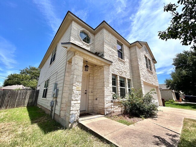 Building Photo - Spacious 4/BR 2.5/BA Home with Large Fence...