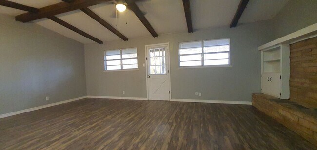 Foto del edificio - LOVELY 3 bedroom 2 bath home COMING SOON!