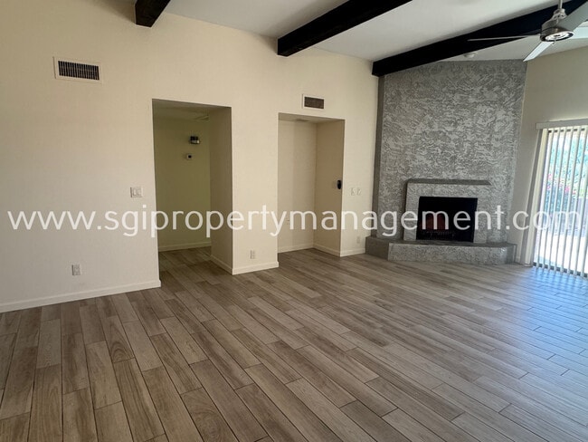 Building Photo - Central Scottsdale home on golf course lot