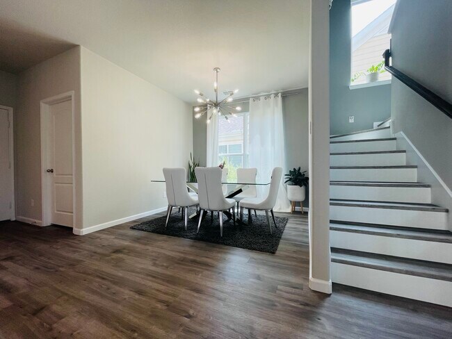Foto del edificio - 1421 Emerald Tree Pl