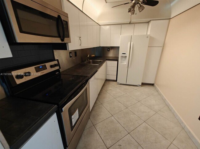 Building Photo - 3701 N Country Club Dr