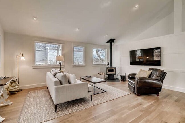 Building Photo - Stunning 3 bed/2 bath home in Highly Desir...