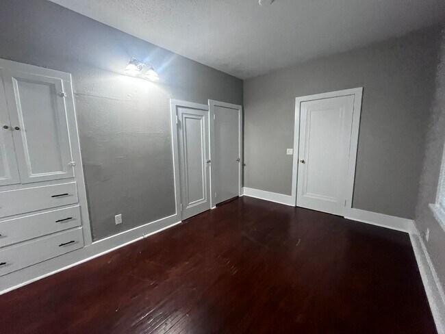 Foto del edificio - 1121 W Packard Ave