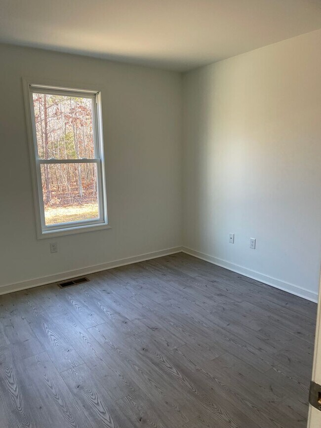 Building Photo - 3 bedroom / 1 bath apartment (upstairs) Cu...