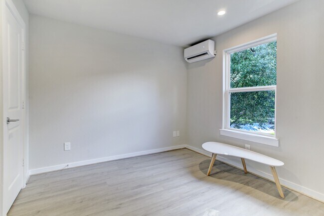 Foto del edificio - 645 E 11th 1/2 St