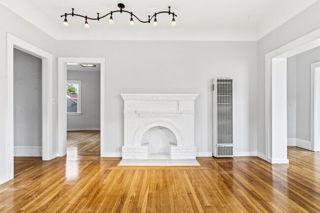 Foto del edificio - Fully Renovated 2 Bed, 1 Bath Oakland Home with In-Unit Laundry