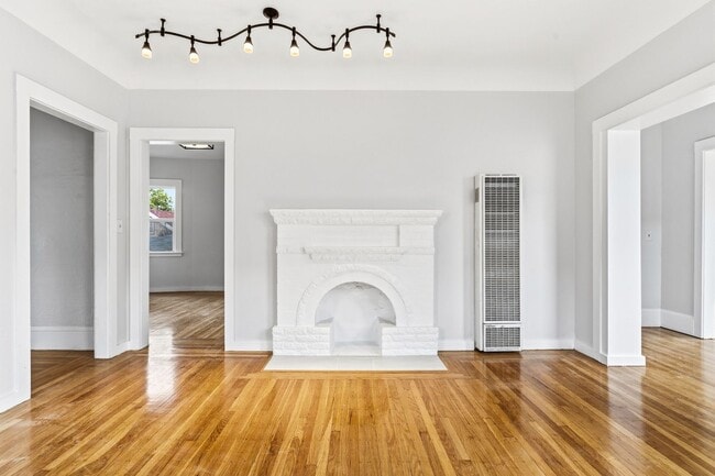 Building Photo - Fully Renovated 2 Bed, 1 Bath Oakland Home with In-Unit Laundry