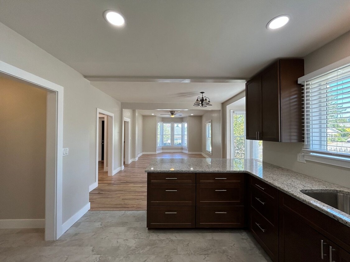 Primary Photo - Gorgeous 3 Bed + Bonus Room, 2 Bath Spacio...