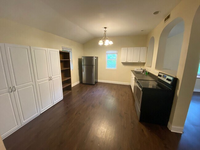 Foto del edificio - Large Home in Park Hills