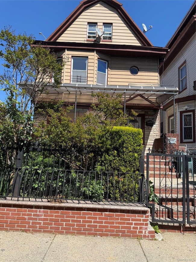 Building Photo - 88-33-88144 144th St