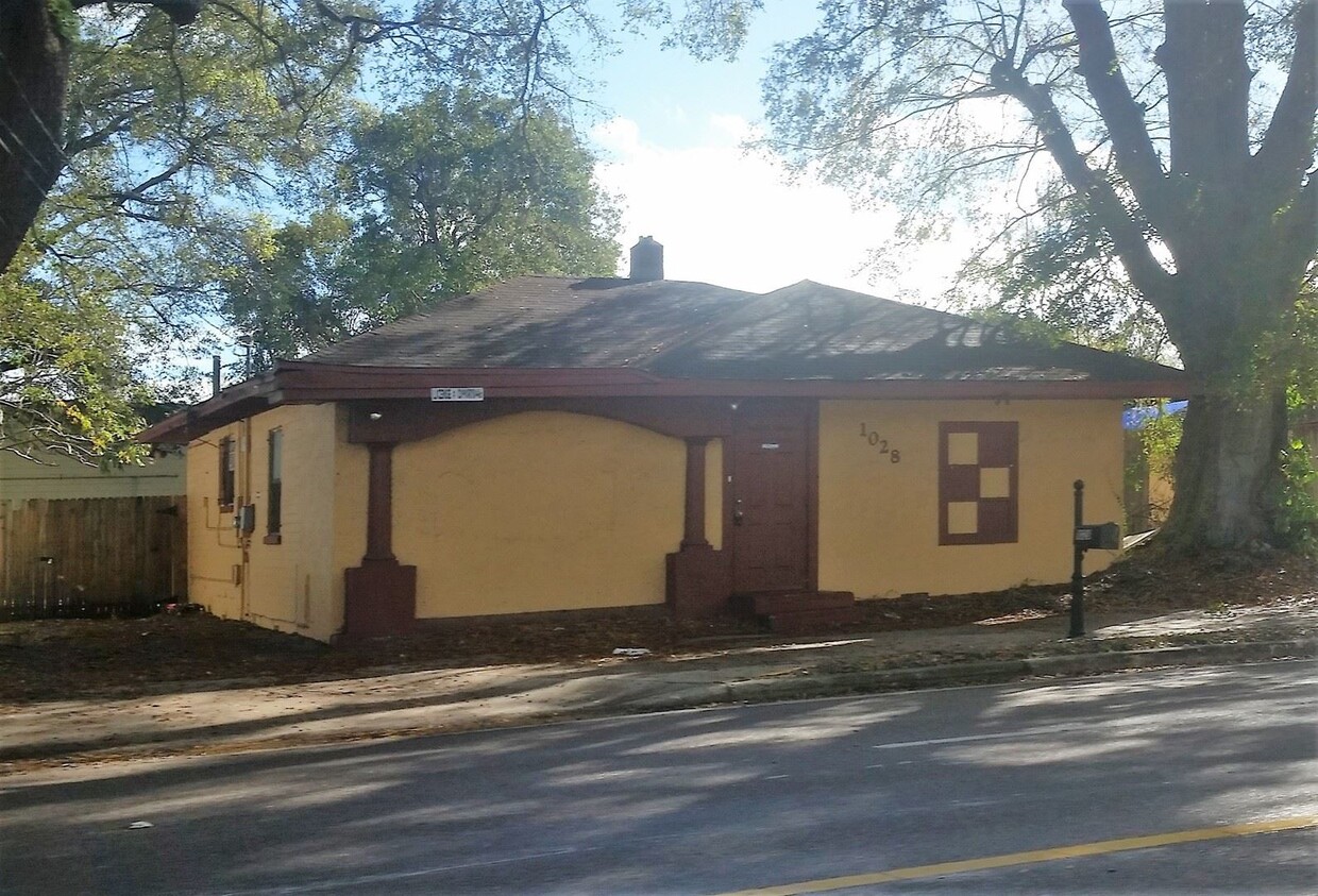 Primary Photo - 1028 W Michigan St