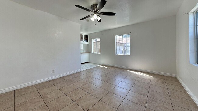 Building Photo - PRICE REDUCTION!! Cozy 2 Bedroom, 1 Bathro...