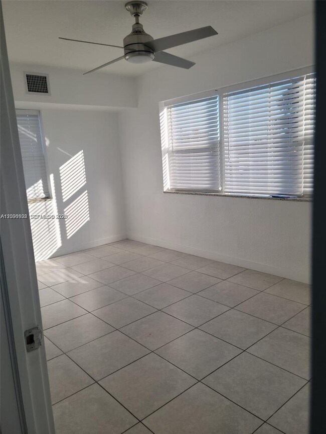 Foto del edificio - 5655 Johnson St