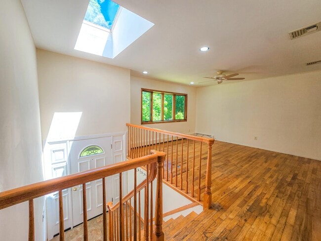 Foto del edificio - 241 Summit Park Rd