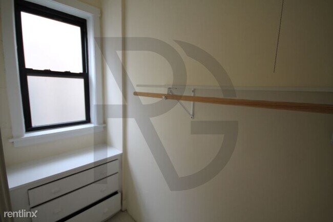 Foto del edificio - 2428 N Sawyer Ave