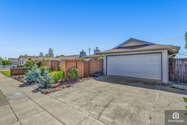 Building Photo - 517 Roxbury Way