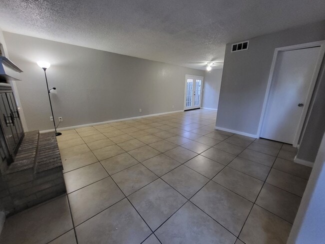 Building Photo - 2 Bedroom 1.5 Bathroom Townhouse in Norman with granite countertops and central heat and air