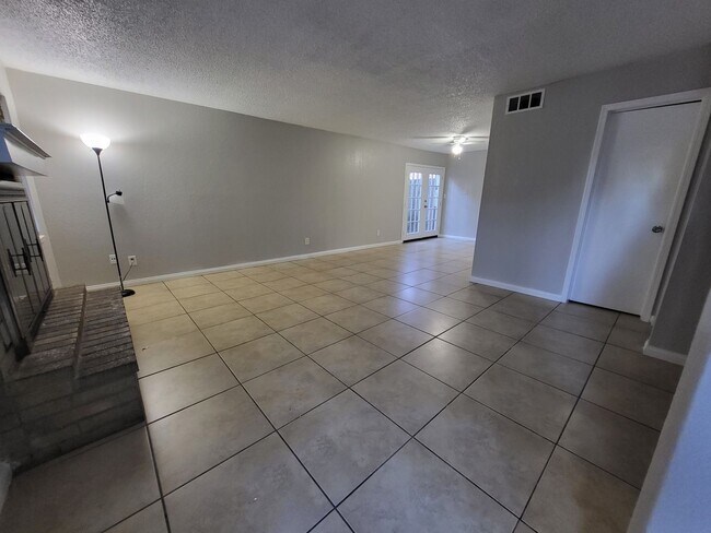 Foto del edificio - 2 Bedroom 1.5 Bathroom Townhouse with granite countertops and washer/dryer provided
