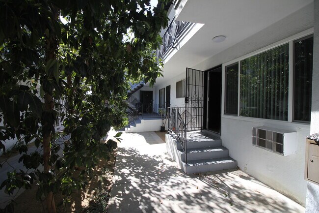 Foto del edificio - 750 N Hayworth Ave