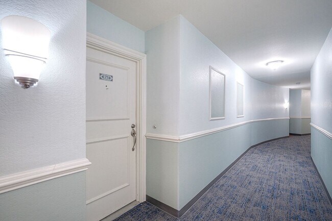 Foto del edificio - Modern Top Floor Condo in Gated Community Near SDSU