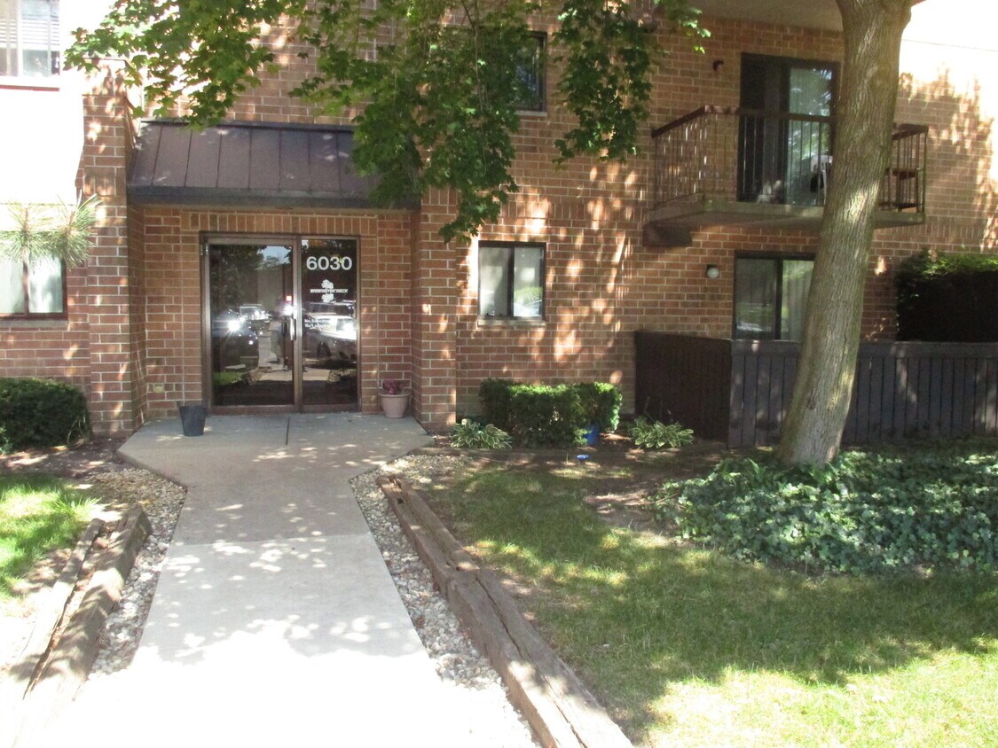 Primary Photo - 6030 Lake Bluff Dr