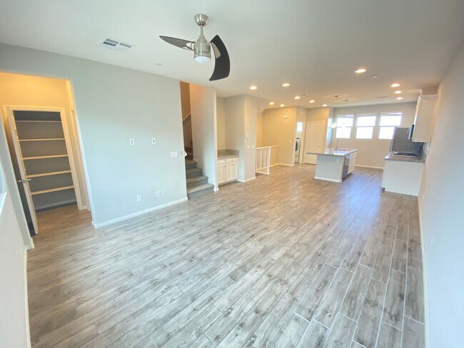 Building Photo - *BEAUTIFUL MOVE IN READY SPLIT LEVEL TOWNH...
