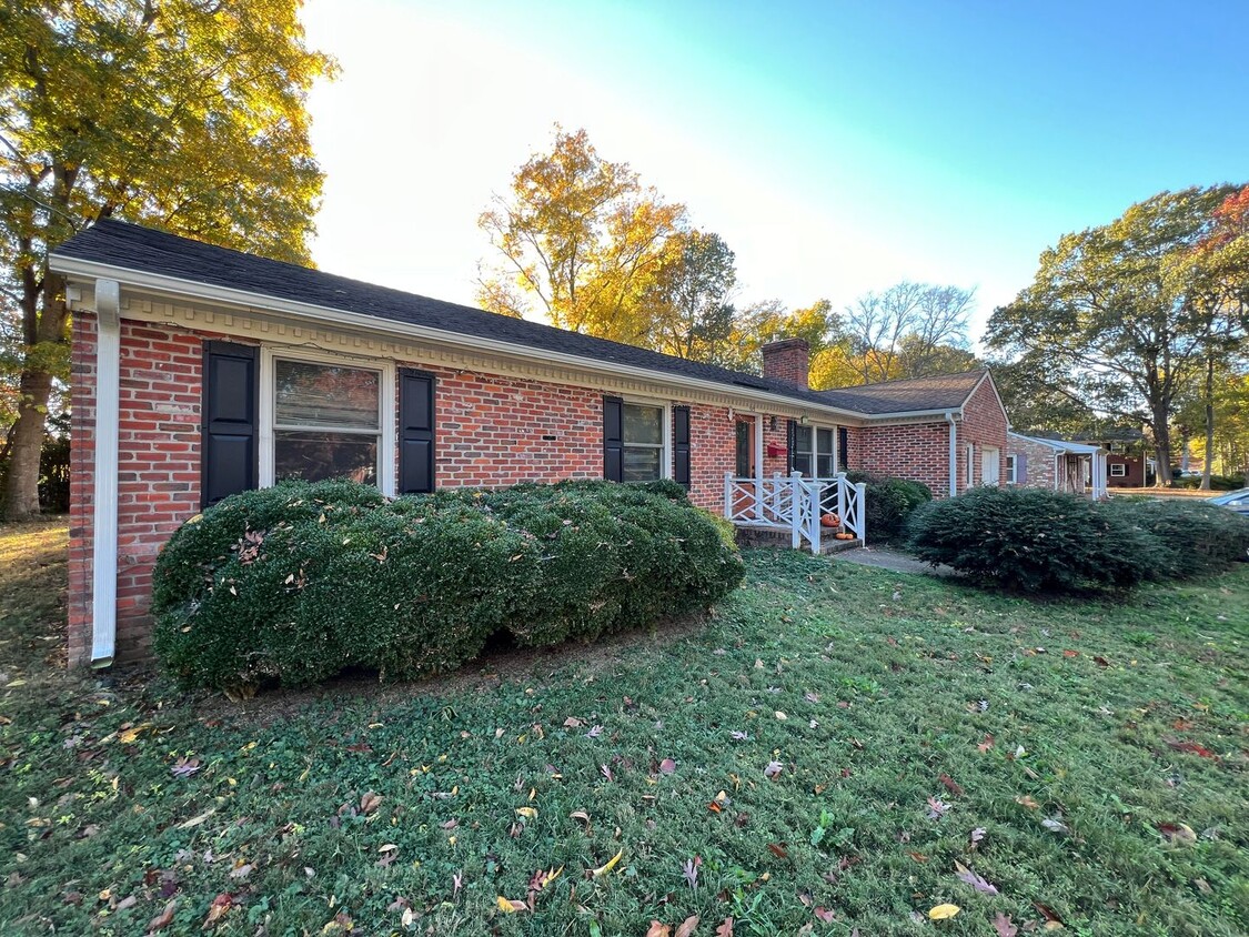 Building Photo - Charming 3-Bedroom Rancher with Large Yard