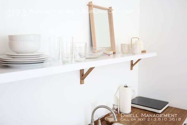 Building Photo - Beautiful Studio Apartment with Kitchenette